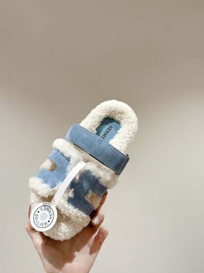 Hermès' must-have stylish and comfortable blue wool slippers for autumn and winter wear. - Image 8