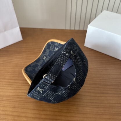 Louis Vuitton lightweight breathable baseball cap for men and women - Image 7