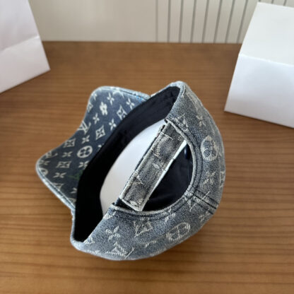 Louis Vuitton lightweight breathable baseball cap for men and women - Image 9