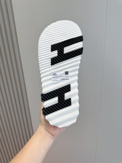 Hermès White Men's Cross Ultra Light Comfort Slippers - Image 8