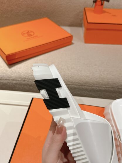 Hermes white soft and comfortable casual cross-slippers - Image 8