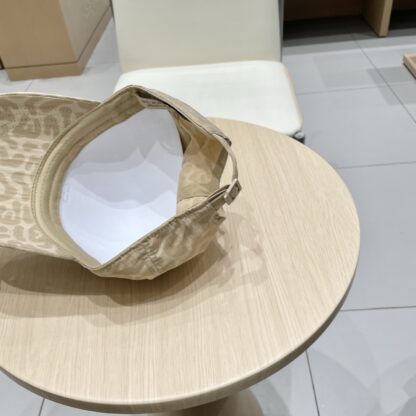 Burberry all-match personalized casual baseball cap - Image 9