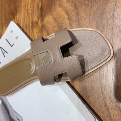Hermès pink apricot classic lychee leather handmade flat slippers - Image 8