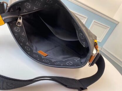 Louis Vuitton Besace Zippée Medium Handbag - Image 8