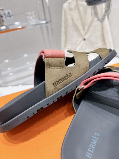 Hermès Spring and Summer New Green and Pink Comfortable Slippers - Image 8