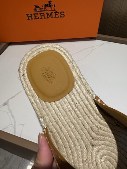 Hermes big yellow comfortable all-match non-slip breathable casual slippers - Image 8