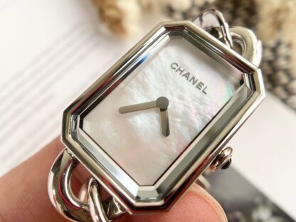 Chanel exquisite quartz watch - Image 9