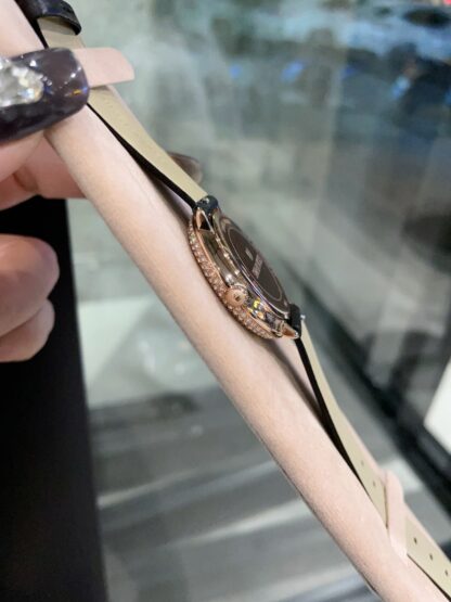 Swarovski watches with romantic design and practical functions - Image 8
