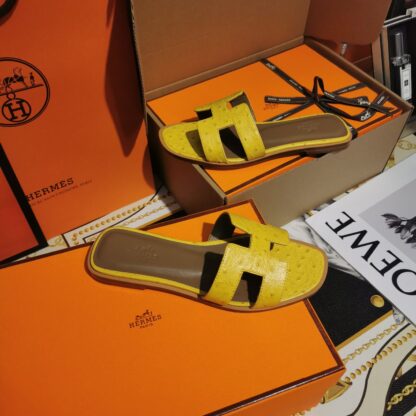 Hermès yellow ostrich pattern leather handmade slippers - Image 8