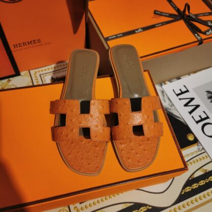 Hermès orange ostrich leather handmade slippers - Image 8