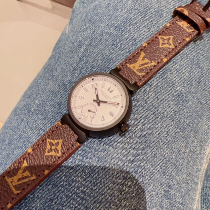 Louis Vuitton simple and elegant watch - Image 8