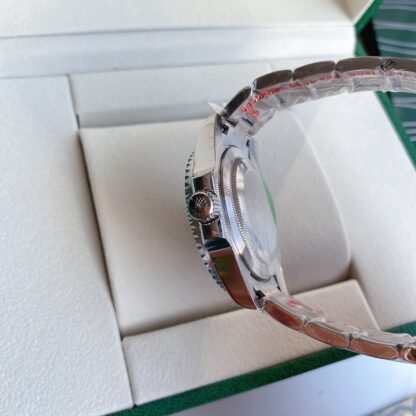 Rolex Submariner Green mechanical watch with a 39mm diameter and a black dial - Image 6