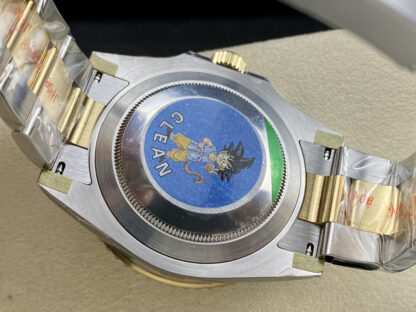 Rolex gold and black Submariner is 40mm in size - Image 8