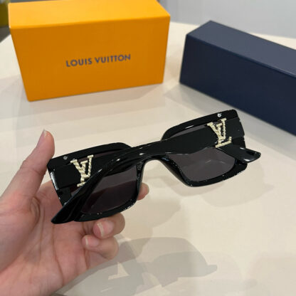 LOUIS VUITTON Fashion Sunglasses - Image 9