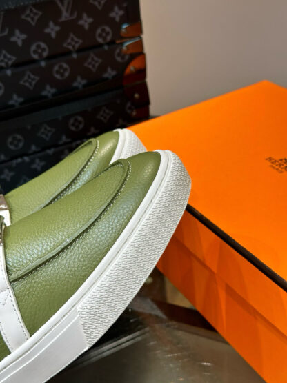 Hermès Classic Men's Green Soft and Durable Loafers - Image 8