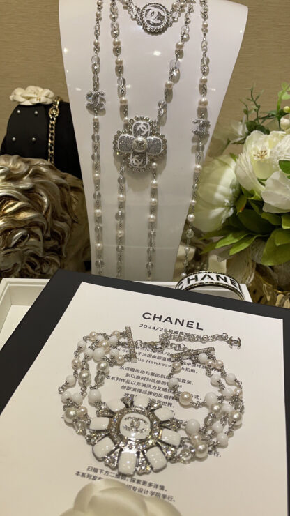Chanel white enamel full diamond double C rhinestone rudder sunflower three-layer pearl chain necklace - Image 7