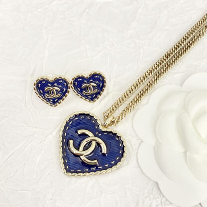 Chanel Vintage Fashion Heart Necklace - Image 8