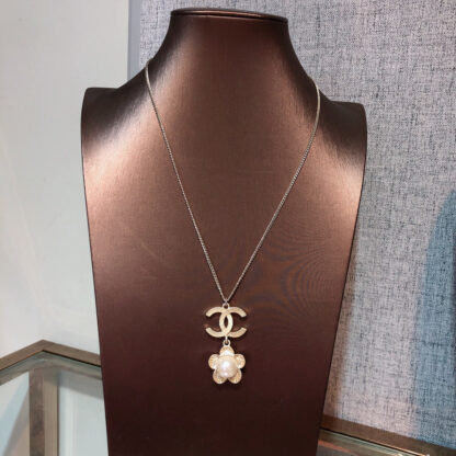 Chanel Classic Pearl Camellia Necklace - Image 8