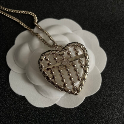 Chanel exquisite temperament heart vintage necklace - Image 6