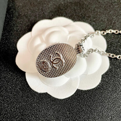 Chanel oval pendant vintage necklace - Image 6