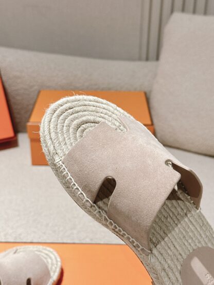 Hermès' latest light apricot-colored refreshing and comfortable straw slippers for spring and summer - Image 8