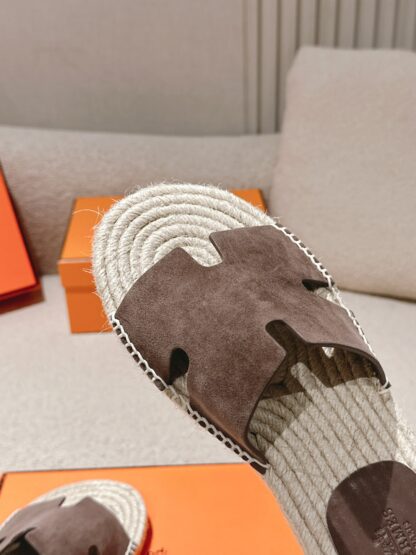 Hermès' latest spring and summer dark earth-colored refreshing and comfortable straw slippers - Image 8