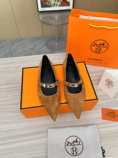 Hermès brown comfortable loafers are a must-have for vacation - Image 8