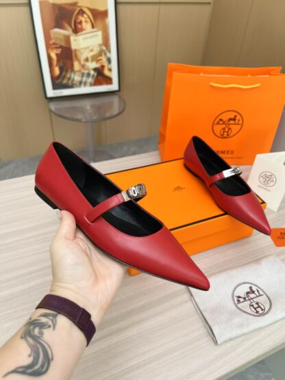 Hermès red thick heels are a must-have for a vacation - Image 8