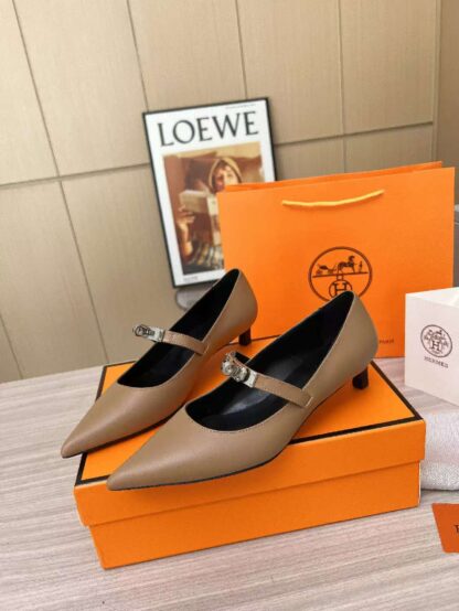 Hermès apricot-colored comfortable loafers are a must-have for vacation - Image 8
