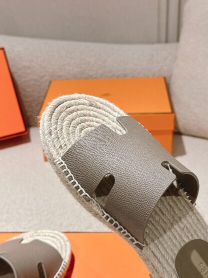 Hermès' latest spring and summer gray apricot refreshing and comfortable straw slippers - Image 8
