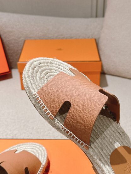 Hermès' latest orange refreshing and comfortable straw slippers for spring and summer - Image 8