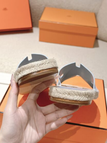 Hermès' latest light purple spring and summer refreshing and comfortable straw slippers - Image 8