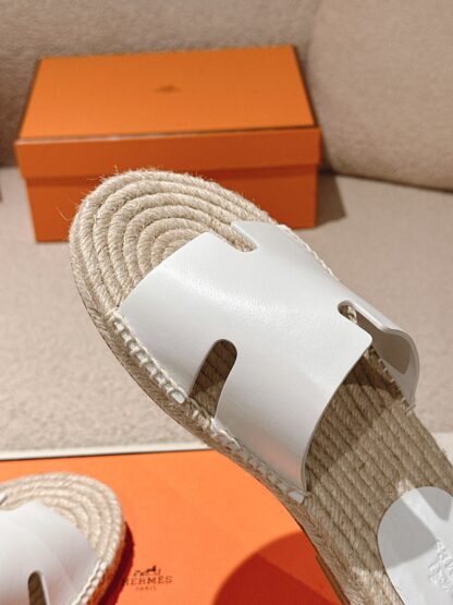 Hermès' latest white refreshing and comfortable straw slippers for spring and summer - Image 8
