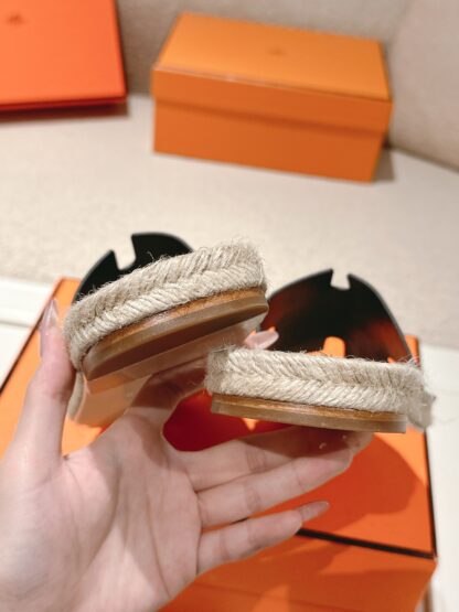 Hermès' latest black refreshing and comfortable straw slippers for spring and summer - Image 8