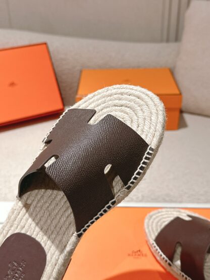 Hermès' latest pure brown refreshing and comfortable straw slippers for spring and summer - Image 8