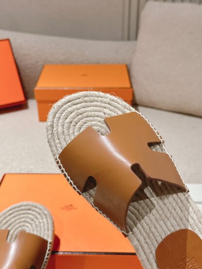 Hermès' latest light orange refreshing and comfortable straw slippers for spring and summer - Image 8