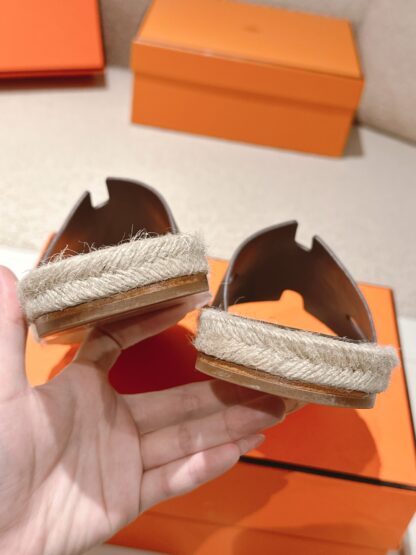 Hermes Spring and Summer Brown Fashionable and Comfortable Straw Slippers - Image 8