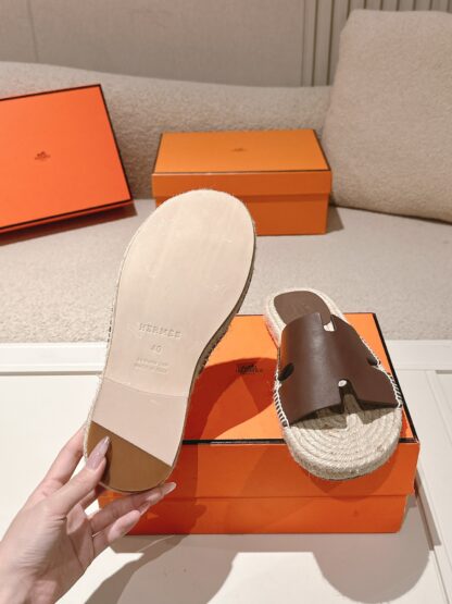 Hermes Spring and Summer Brown Fashionable and Comfortable Straw Slippers - Image 9