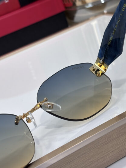 Prada fashion trend sunglasses - Image 9