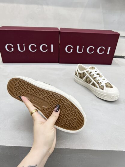 Gucci classic design German training elements catwalk model - Image 9