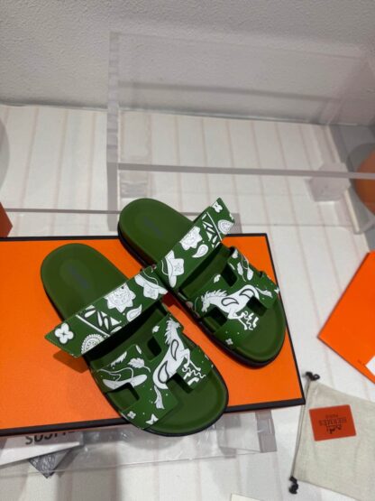 Hermès couple's green and white woven sandals - Image 9