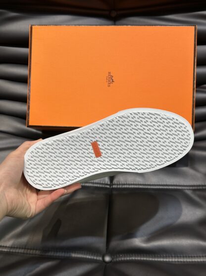 Hermès classic men's off-white soft and durable casual loafers - Image 9