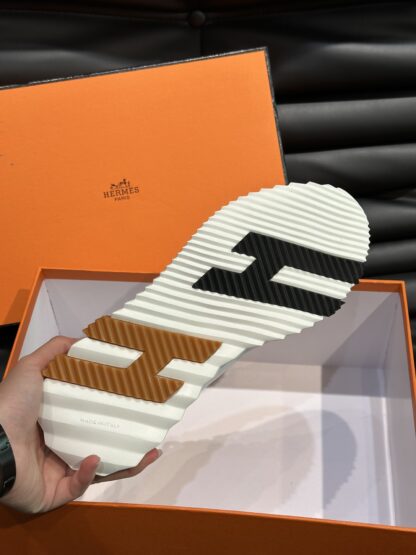Hermès white versatile casual sneakers - Image 9