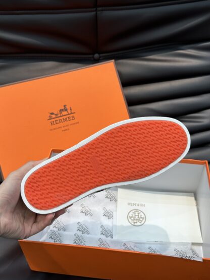 Hermes men's soft and lightweight white and black low-top casual sneakers - Image 9