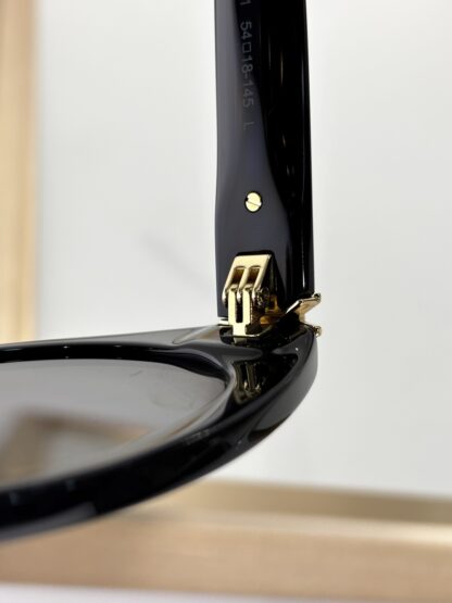 Yves Saint Laurent fashion sunglasses - Image 9