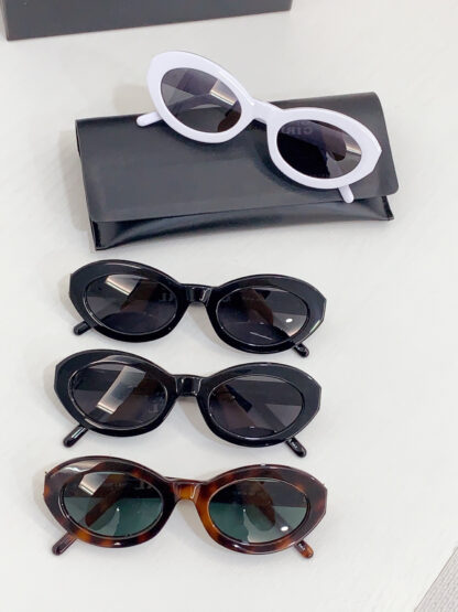 Yves Saint Laurent fashion sunglasses - Image 9