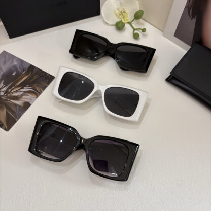 Yves Saint Laurent fashion sunglasses - Image 9