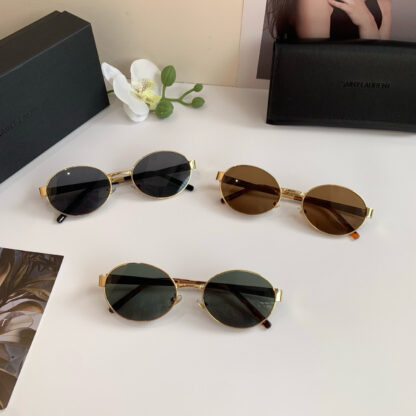 Yves Saint Laurent fashion sunglasses - Image 9