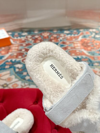 Hermès autumn and winter must-have stylish and comfortable apricot gray wool slippers - Image 9