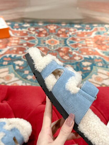 Hermès' must-have stylish and comfortable blue wool slippers for autumn and winter wear. - Image 9